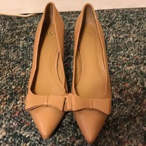 Bow toe heels, pointed